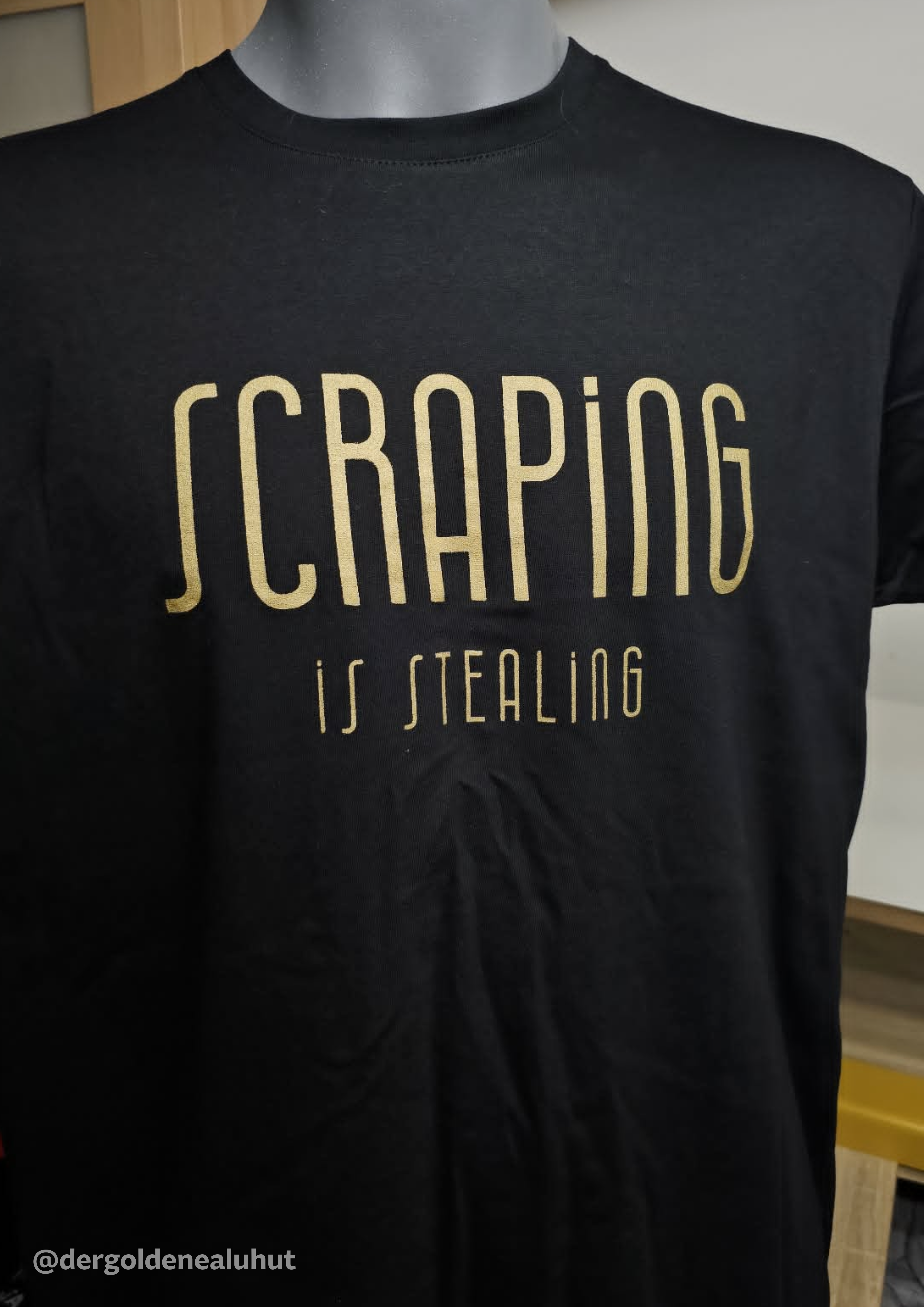 “Scraping Is Stealing”, T-Shirt schwarz/Goldprint – Bild 2
